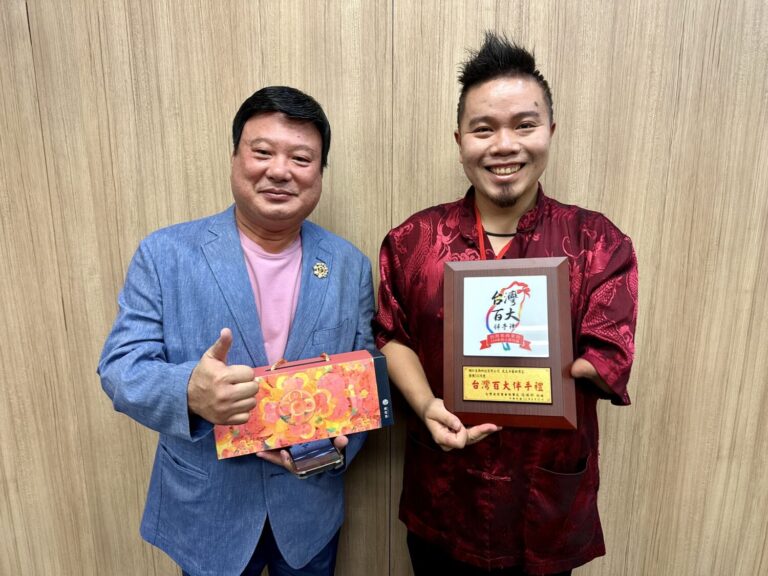虎克茶詹翔欽（右）與施勝郎理事長（左）合影，手中展示榮獲百大伴手禮的「小藝術禮盒」，象徵將台灣茶文化以美學形式推向國際。（圖／林照東攝）