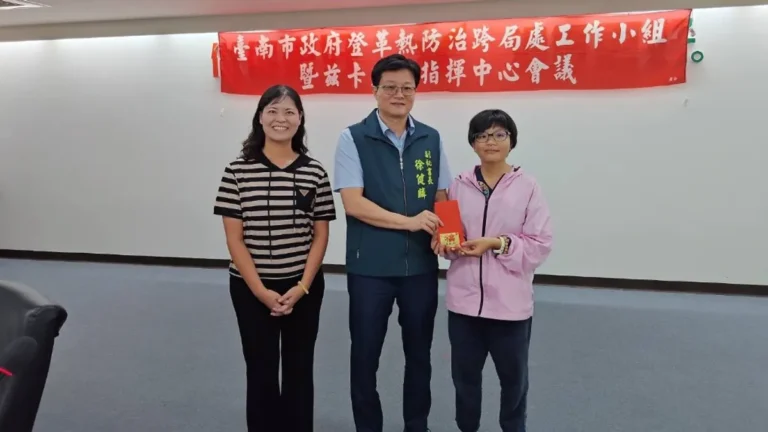 副秘書長徐健麟（中）主持召開登革熱防治跨局處會議，適逢國中小開學在即，責成市府各局處及區公所務必嚴格落實各項防疫措施。（圖/台南市府提供）