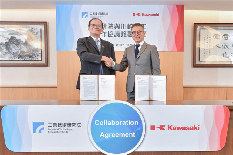 工研院攜手日本製造巨擘川崎重工業，雙方將在社會型機器人、無人機及綠色永續技術等領域深度合作。工研院執行副總暨副院長胡竹生（左）與川崎重工副社長中谷浩（右）。（圖／工研院提供）