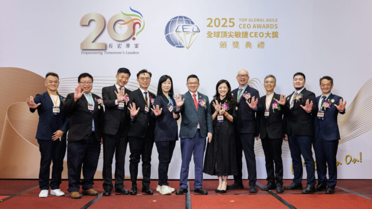 長宏專案創辦人周龍鴻博士（中）與講師群。