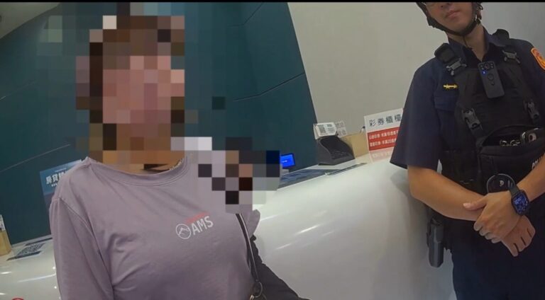 警方到達現場詢問被害人提領現金原因 。(圖/記者薛秀蓮 翻攝)