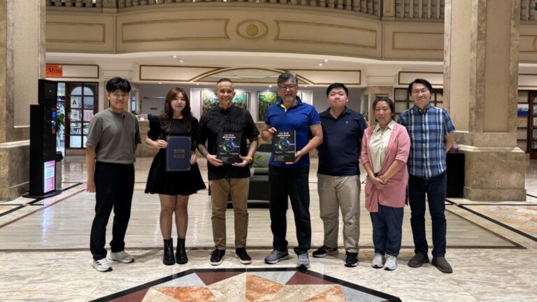 AIoTA執行長李國憲博士候選人(中)與 關島鐵人協會理事長兼關島銀行副總裁David Torre(左三)合影,雙方交流未來合作方向。(圖/亞洲物聯網聯盟) Dr. Candidate Kuo-Hsien Lee (center), Executive Director of AIoTA, with David Torre (third from left), President of the Guam Triathlon Federation and Vice President at Bank of Guam.