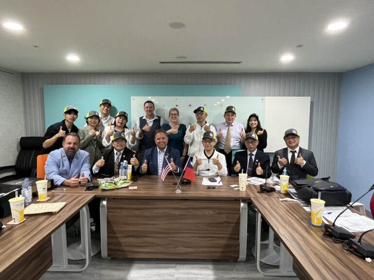 台灣學聯（Taiwan Aeon Corporation）攜手美國亞利桑那州產官學科技及半導體參訪團，並與國際創新創業發展協會共同拜會新北市政府教育局。(圖／記者翻攝)