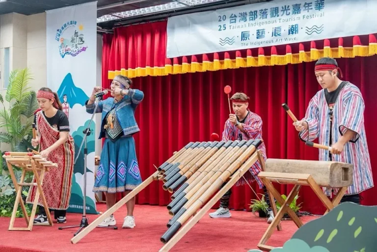 來自谷關的泰好玩打擊樂團與口簧琴工藝師鄭汝芝帶來泰雅族樂音表演,為「2025台灣部落觀光嘉年華」拉開序幕。(圖/交通部)