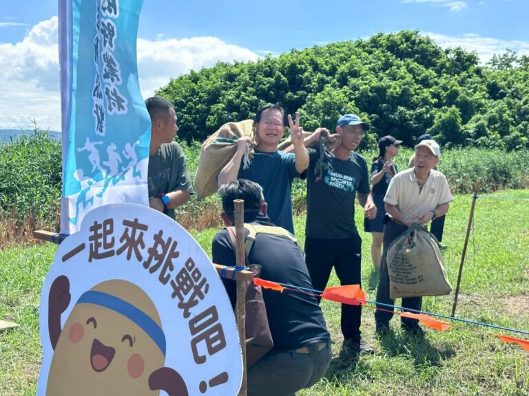 張啓楷親自下場挑戰農村運動賽事,揮汗展現驚人體力和高度親和力。(圖/張啓楷國會辦公室)