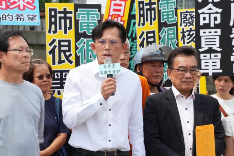 民眾黨立法院黨團總召黃國昌今日再度率同副總召張啓楷等立委赴台電興達電廠考察。(圖／民眾黨團)