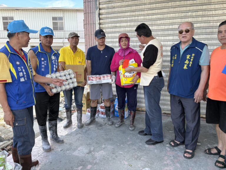 率同服務團隊發放民生物資，黃仁傾聽災區族人訴說阿托莫部落孤立三日無援的辛酸與需求。(圖／黃仁國會辦公室)