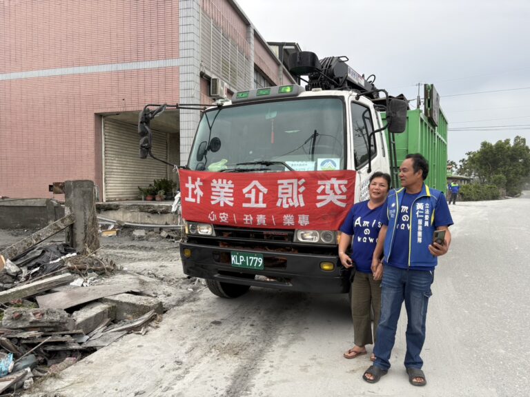 ｢我們來了！｣，黃仁花東服務團隊一大早就將第一輛重型機具搶進｢阿托莫部落｣。(圖／黃仁國會辦公室)