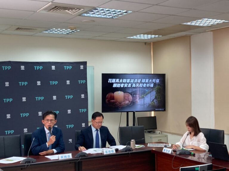 民眾黨立院黨團總召黃國昌、副總召張啟楷今日上午聯手召開記者會。(圖／民眾黨團)