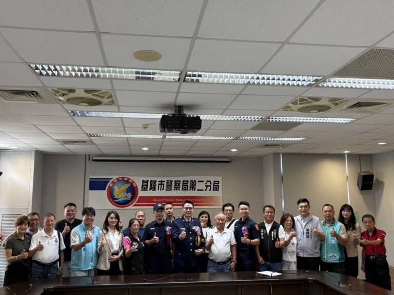 八斗子分駐所、和一路派出所所長交接布達典禮，市議員許睿慈、呂美玲、張顥瀚、警友第二辦事處主任周昇德等大合影。(圖/記者薛秀蓮 翻攝)