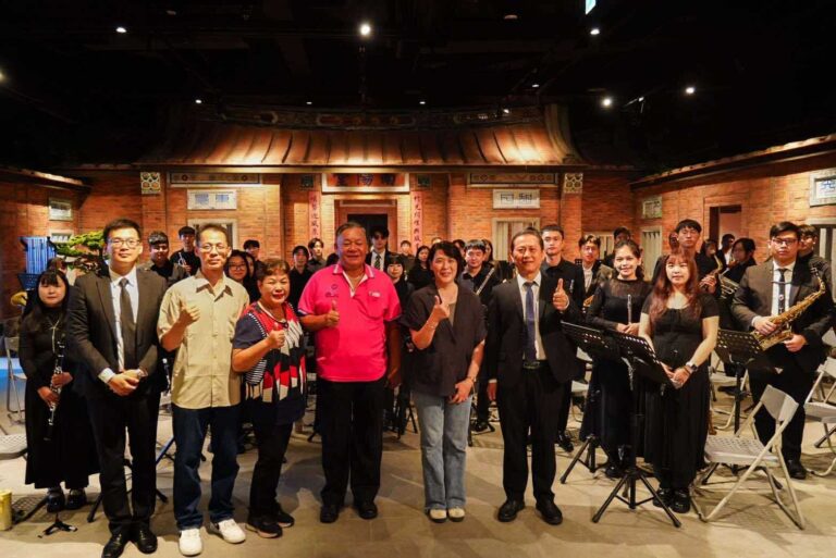 內思高工管樂團於竹北大遠百舉辦音樂會，校長甘露（右三）、校友會理事長朱許興（右二）及多位嘉賓與師生合影留念，展現教育與藝術的力量。（圖/林照東攝）