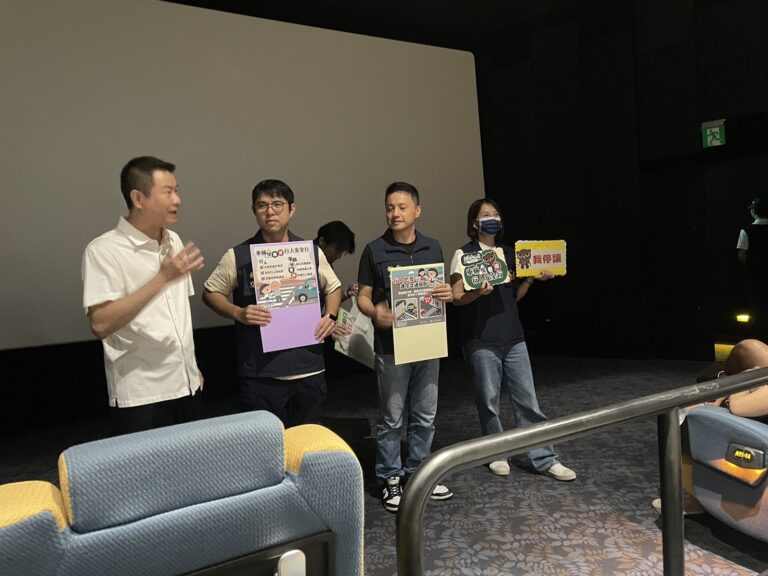 警、民共同宣導「人本交通-停讓文化」。(記者李健興翻攝)