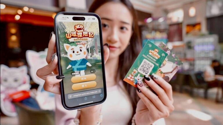 電獺少女主持人絨絨進入「妖怪AR探險遊戲－山域探險記」體驗。（圖/電獺少女提供）