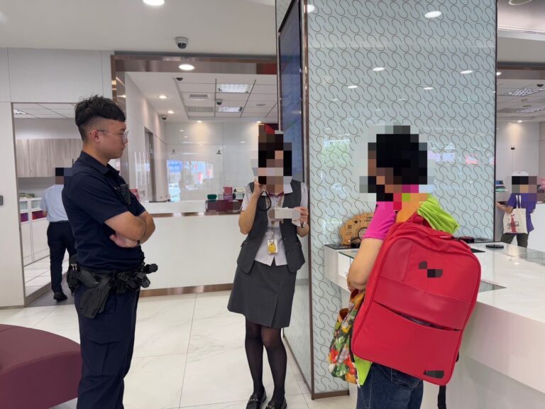 警方與行員向女子說明這是詐騙手法。(記者李健興翻攝)