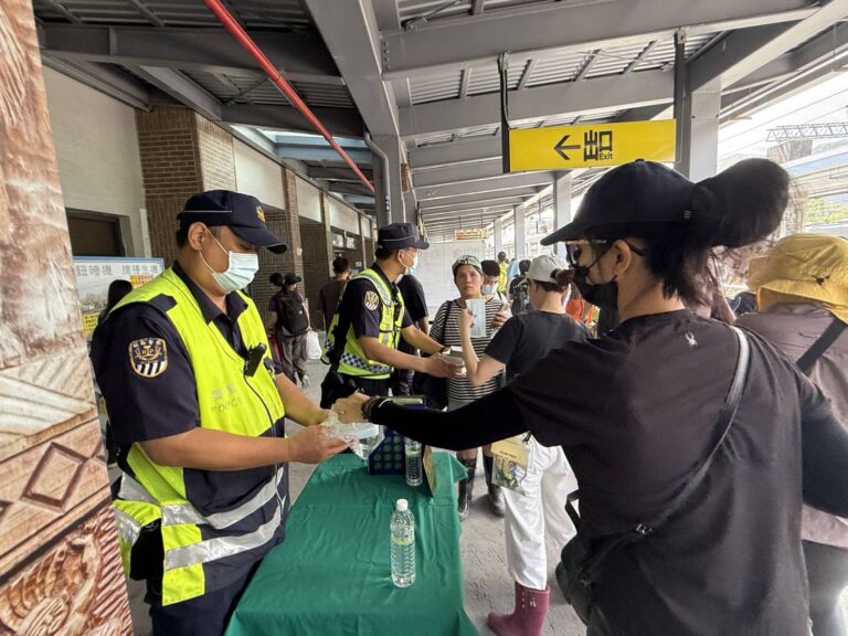 鐵警於光復車站設置機動派出所。(記者李健興翻攝)
