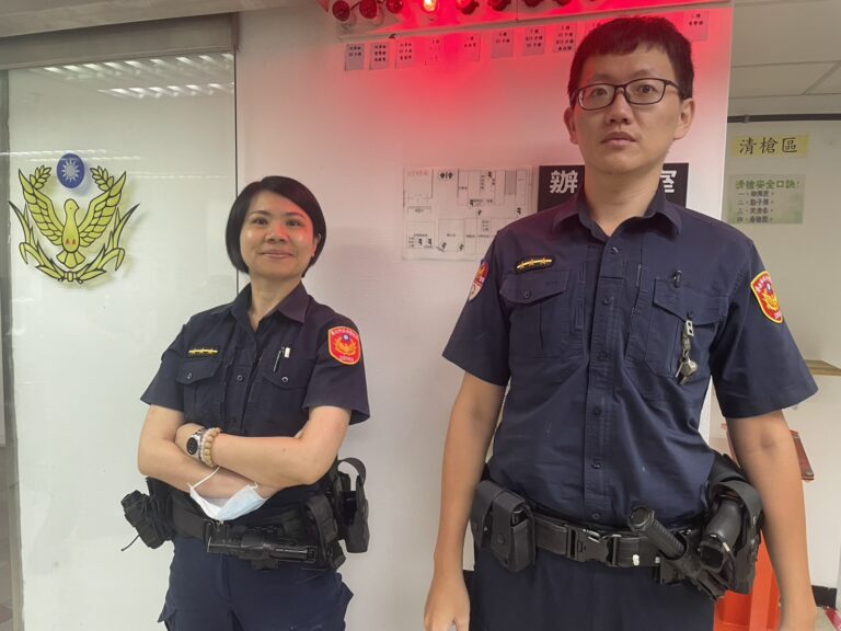 警員張琪翊(左)、蘇國銓(右)。(記者李健興翻攝)