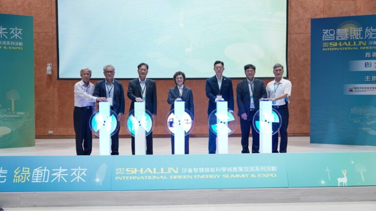 臺南市政府經濟發展局主辦「智慧賦能 綠動未來」科技產業論壇出席貴賓合影。(圖/臺南市政府經濟發展局提供)