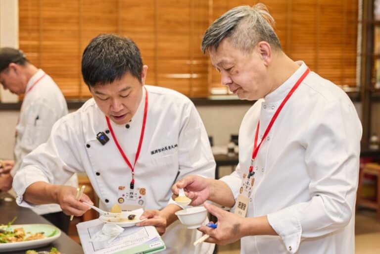 評審團於麻油料理擂台競賽初賽，針對菜餚進行感官品評。(經濟部商業發展署提供)