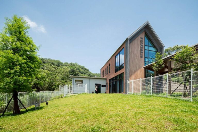 新北市瑞芳動物之家以自然景觀融入建築設計，兼具功能與美學，展現全國動物友善城市典範。其「建築物新建暨景觀改善工程」榮獲 2025 芬蘭 Arch Design Award 銀獎與 2025 美國 MUSE Design Awards 銀獎，獲得國際專業肯定。(圖/新北市政府提供)