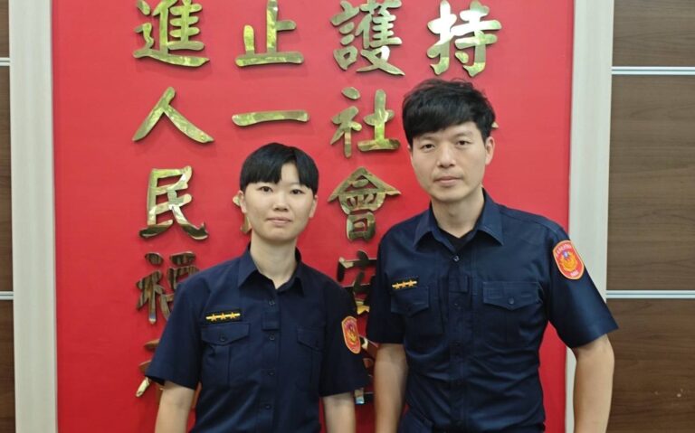 西門所警員林宗德(圖右)、吳悅慈(圖左)成功守住民眾急需。(記者 趙靜姸翻攝)
