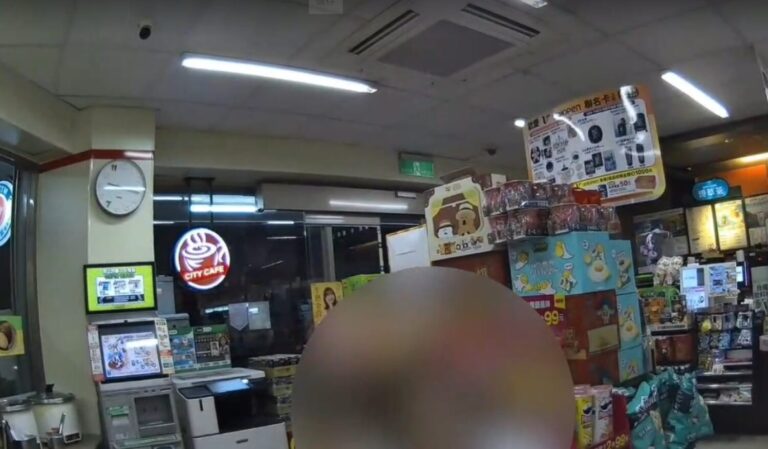 受傷女子捂著傷口衝往超商求救。(記者翻攝)