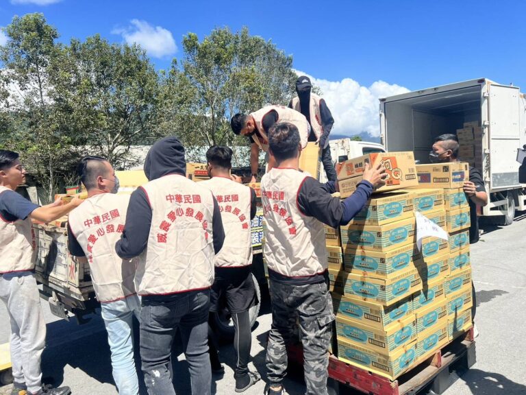 協會志工合力搬運泡麵箱，緊急整裝物資準備送往花蓮光復災區，展現高效率的救援行動。（圖／威震愛心發展協會）