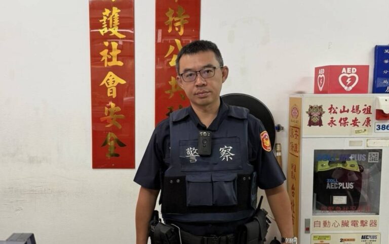 康定所警員梁志群了解情況後，隨即調閱周邊監視器畫面，並成功聯繫上司機。（記者 趙靜姸翻攝）