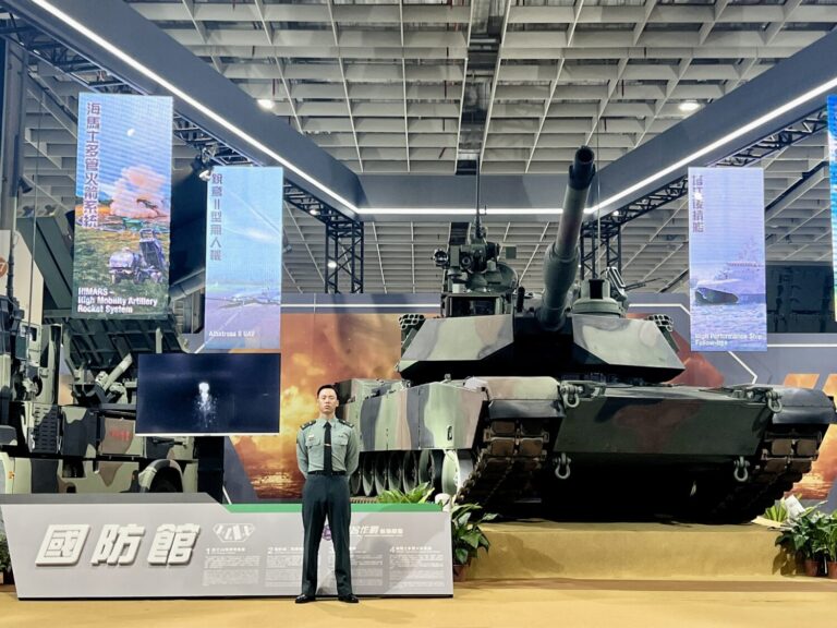 國防館規劃「聯合作戰武器裝備」、「無人載具」等4展區;圖為有地表最強之稱的「M1A2T戰車」。(記者/司徒 攝)