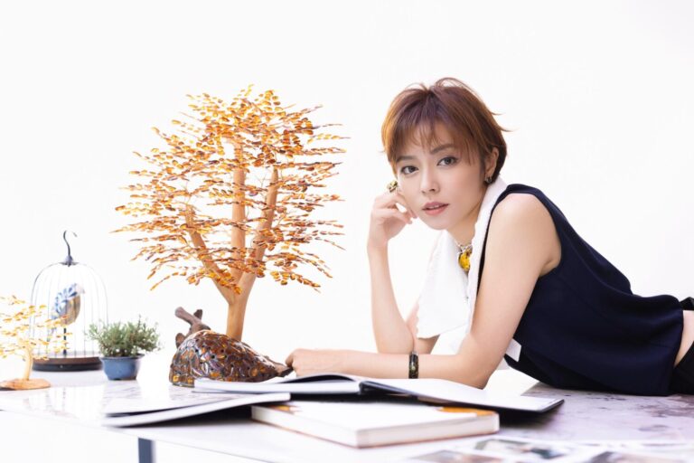 王瞳好運來，琥珀樹讓她運勢翻轉。(圖/鏡藝宏海 提供 / 服裝iROO 提供)