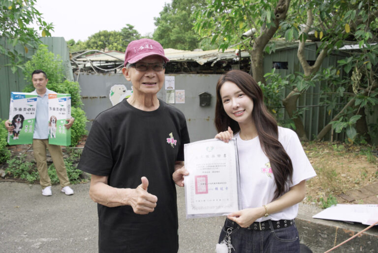 中華民國保護動物協會秘書長李朝全頒發志工服務證書給禾羽。(圖/金盤子娛樂 提供)