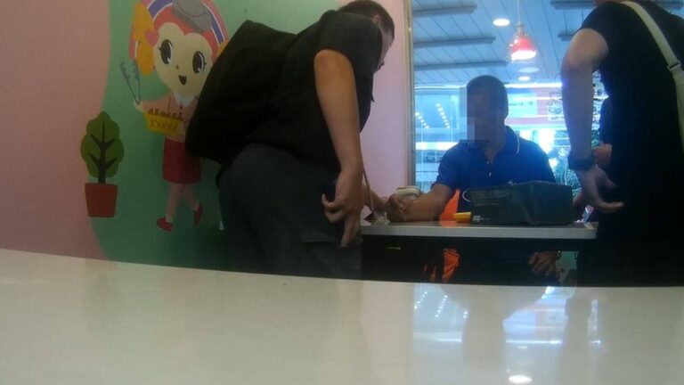 前來取款的車手原是水電工人，誤信「網路女友」要求幫忙收款，意外淪為詐團共犯。（記者翻攝）