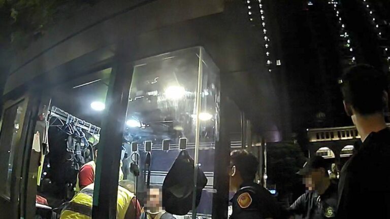 桃園市一名姚姓男子,疑似酒後情緒失控,不僅踹社區警衛室,還動手毆打社區保全。(記者翻攝)