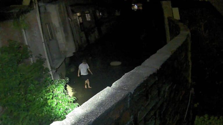 在不懈尋找及熱心民眾指引下,最終員警找到鄭姓嫌犯,他也因為跳下水溝時左手脫臼的痼疾引發外加全身擦傷,無力再逃。