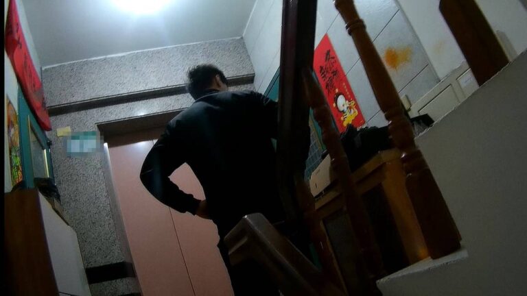 桃園市警方至一名邱姓通緝犯住處逮人,沒想到對方試圖逃跑,還沿樓梯從8樓「跑酷」到2樓。(記者翻攝)