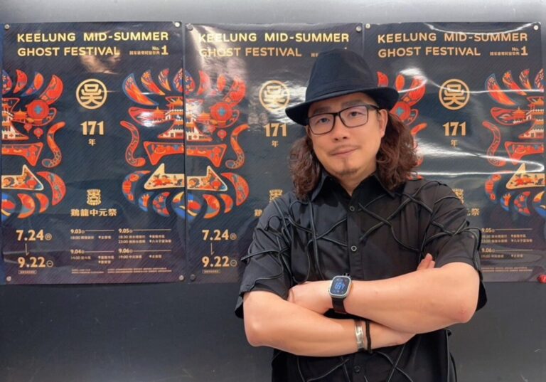 吳介民因一頭獅子王辛巴的秀髮，被學生暱稱「獅王」，台灣大型商業活動不少視覺設計都是出自於他所帶領的藍本設計團隊。(圖/藍本設計 提供)