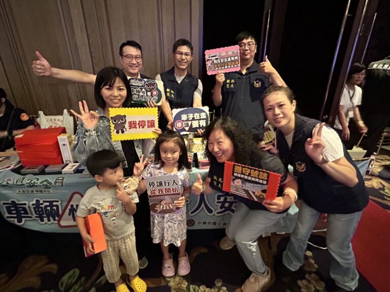 警方藉由原住民親子活動,推行交通安全。(記者李健興翻攝)