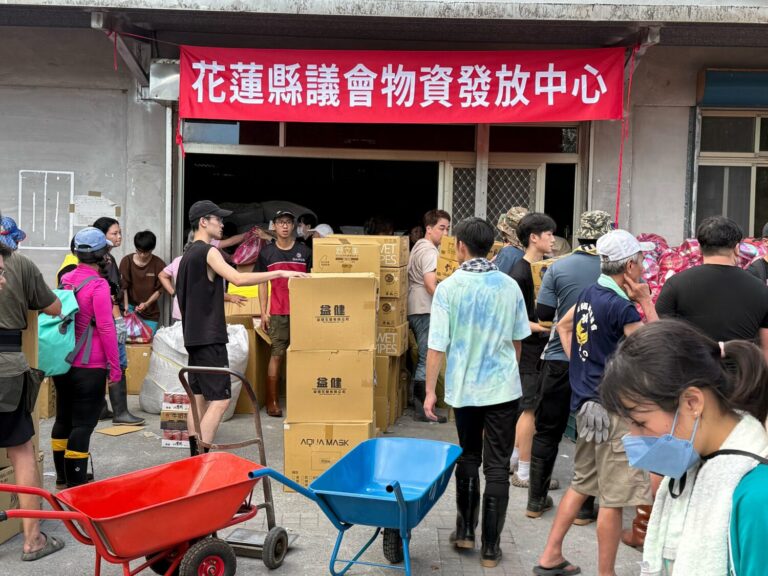 花蓮縣議會議長張峻表示,縣議會已持續調派物資車深入光復鄉各村落,並在張峻服務處設置固定發放據點,讓每一份愛心都能及時送到需要的鄉親手中。