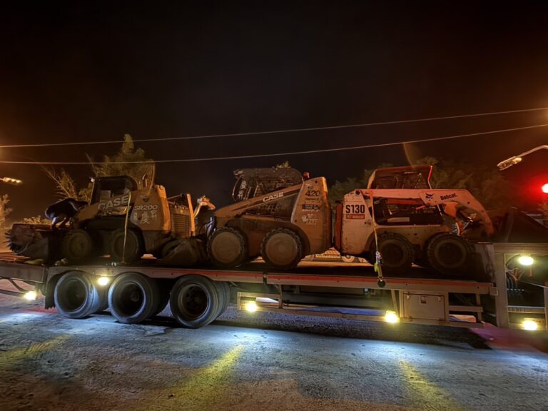 花蓮縣議會議長張峻第一時間積極奔走,特別協調獲得南部企業好友情義相挺,緊急調派大批重機械趕赴災區,為光復帶來及時的援助。