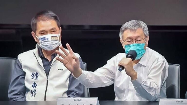 圖說:同為非綠陣營的鍾東錦與柯文哲,長期受到綠營網軍攻擊。(翻攝自鍾東錦粉專)