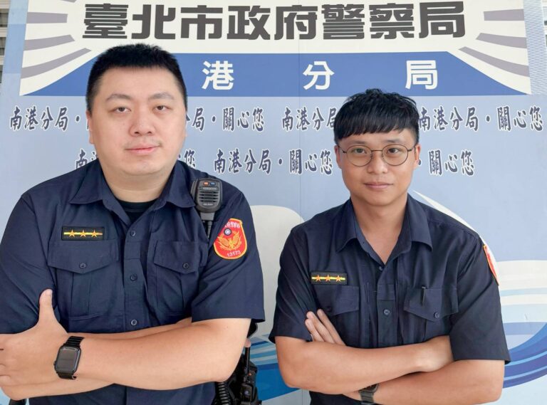 南港分局玉成派出所警員葉晉豪(左)、林冠呈(右)。(圖/記者薛秀蓮 翻攝)