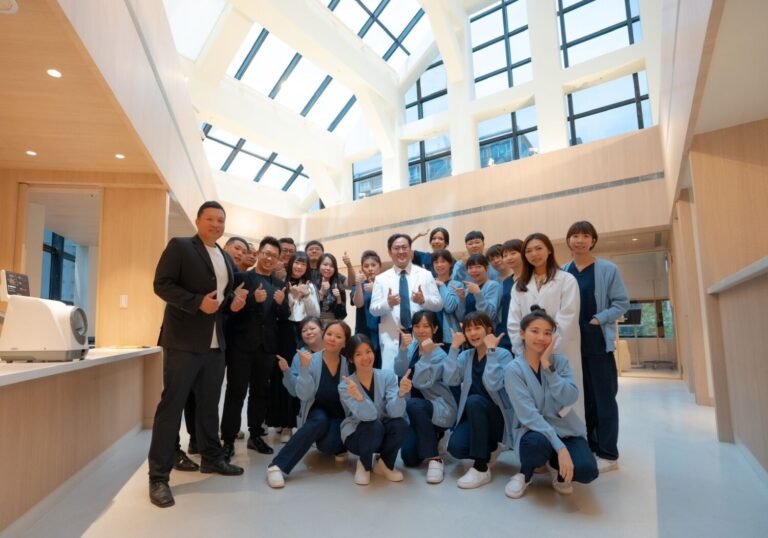 醫願診所院長葉曙慶醫師（中）率先捐出自己一整個月的薪資，表達對災區的支持與關懷。診所全體員工也響應號召，用行動支持救災與重建工作。(圖/醫願診所 提供)