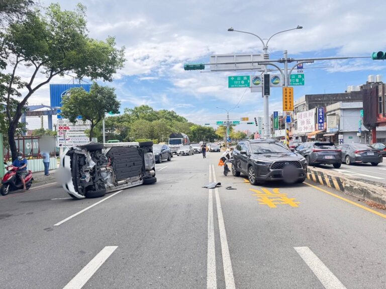 袁姓女駕駛行經八德華路時,因疲勞未注意導致撞擊前方車輛後翻覆,造成全身多處擦傷。