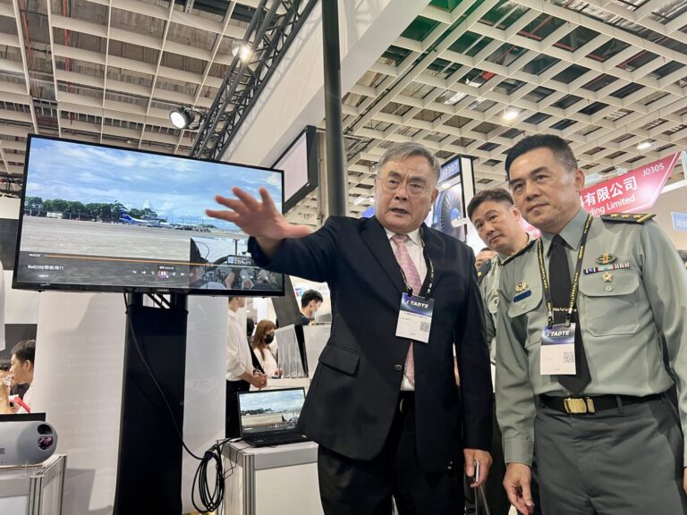 陸軍司令呂坤修上將親臨「臺北國際航太暨國防工業展」見證新式裝備。(記者/司徒 攝)