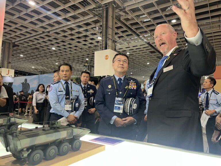 空軍司令鄭榮豐上將出席「臺北國際航太暨國防工業展」。(記者/司徒 攝)