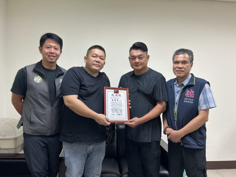 清潔隊許隊員(右中)拾金不昧,今日失主劉先生(左中)特此前往大園區公所致謝,並頒發感謝狀。