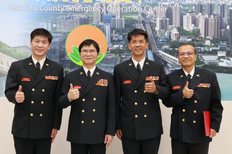 新竹縣消防局局長陳中振（左二）與新任大隊長們合影，象徵人事傳承與組織革新，持續強化防災救護及消防員安全衛生保障。（圖/記者張家燁翻攝）