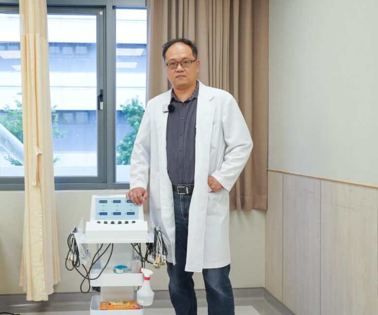 中國醫藥大學新竹附設醫院神經內科主任陳貝強，推廣非侵入性「經皮靜脈雷射」治療，協助患者改善睡眠品質。（圖/記者張家燁翻攝）