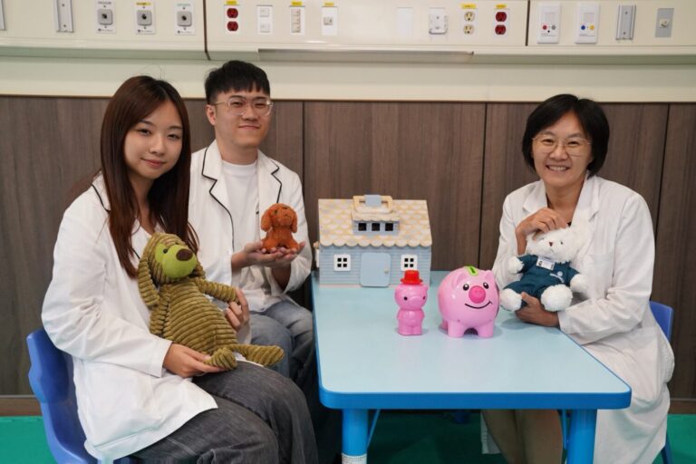 中國醫藥大學新竹附設醫院身心科團隊透過遊戲與互動，引導自閉特質孩子提升社交與語言能力，左起為心理師陳庭萱、王顗翔，以及身心科主任王明鈺。（圖/記者張家燁翻攝）