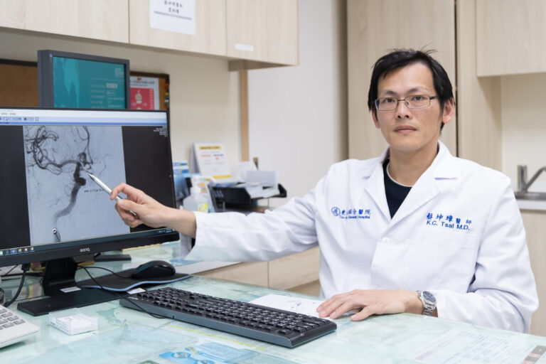 東元綜合醫院神經內科蔡坤璋醫師，說明病人腦血管攝影檢查影像，指出破裂的動脈瘤位置與搶救過程。（圖/記者張家燁翻攝）