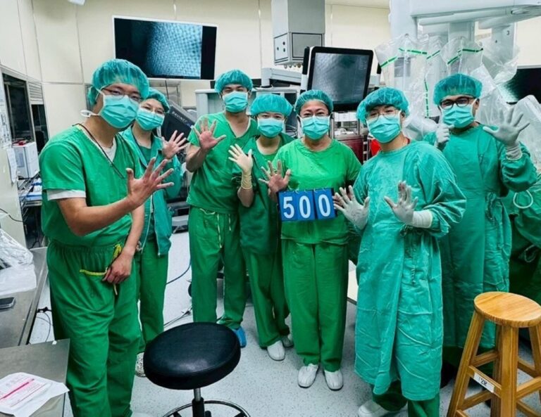 新竹臺大分院醫療團隊慶祝完成第 500 台達文西手術，展現醫院在高難度外科與精準醫療上的持續突破與里程碑。（圖/記者張家燁翻攝）